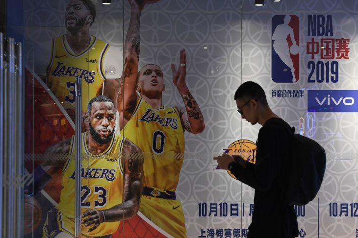 Nba Fans Are Standing With Hong Kong At The Lakers Clippers Season Opener Laist