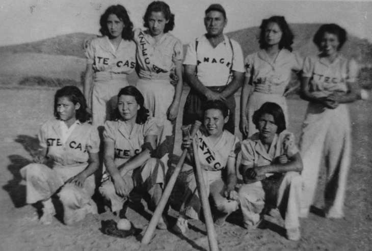 women's baseball uniforms in 1940s
